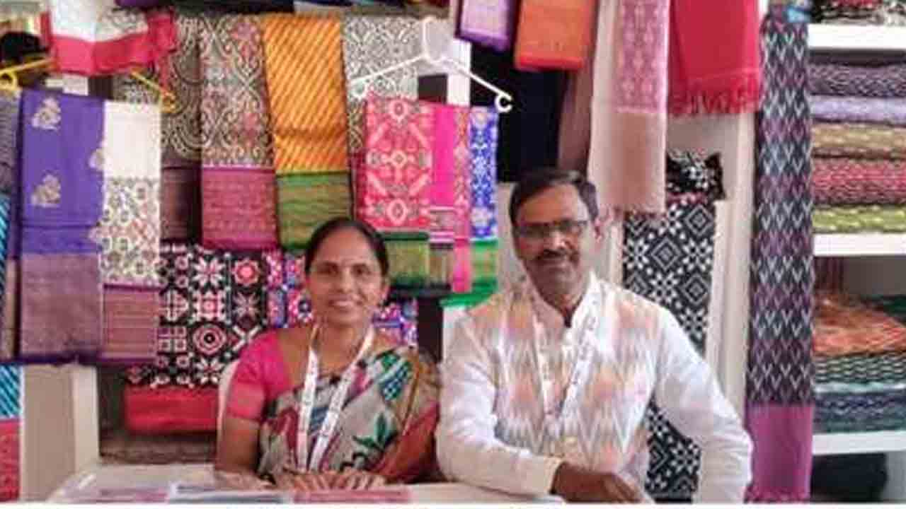 Handloom Artists | రాష్ట్రపతి భవన్‌లో చండూరు చేనేత కళాకారుల ప్రతిభా ప్రదర్శన