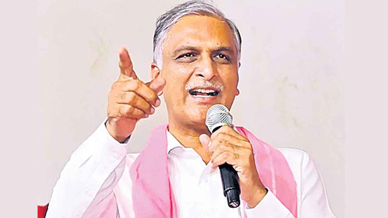 పోలీసుల దారుణానికి సాక్ష్యంగా సెంట్రల్ వర్సిటీ.. ఎక్స్ ఖాతాలో మండిపడిన హరీశ్రావు