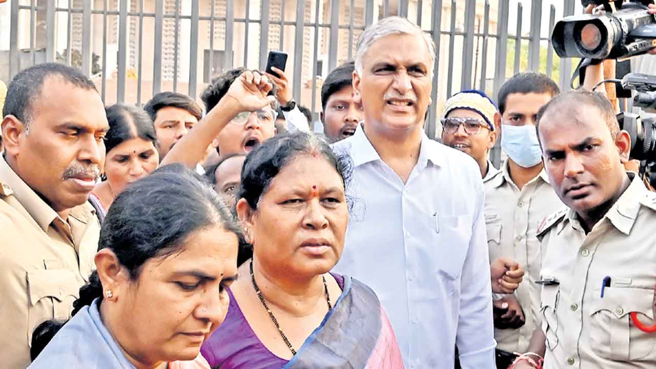 హక్కులు కోరితే బహిష్కరణా?