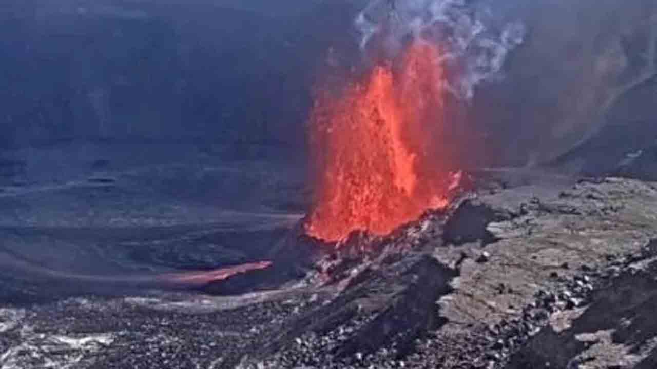 Hawaii volcano | బద్ధలైన హవాయి అగ్నిపర్వతం.. ఫౌంటెయిన్‌లా ఎగసిపడుతున్న లావా