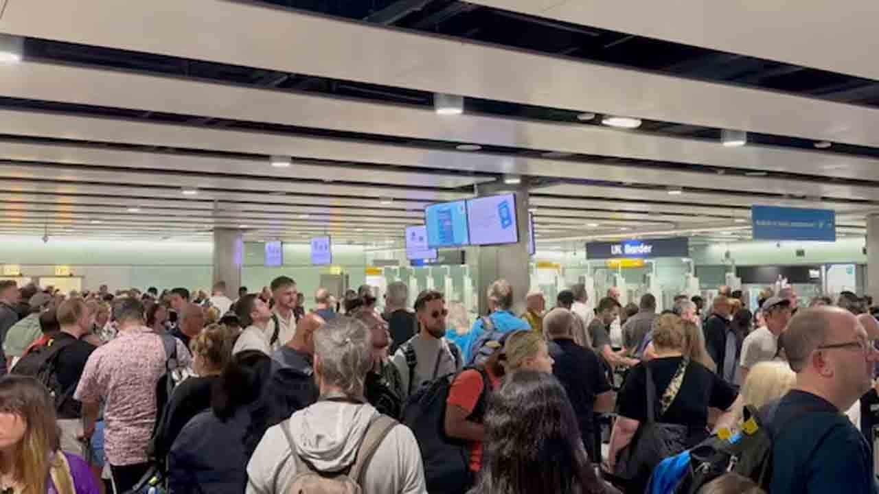 London | లండన్‌లోని హీత్రూ విమానాశ్రయంలో విమాన సేవలు పునరుద్ధరణ