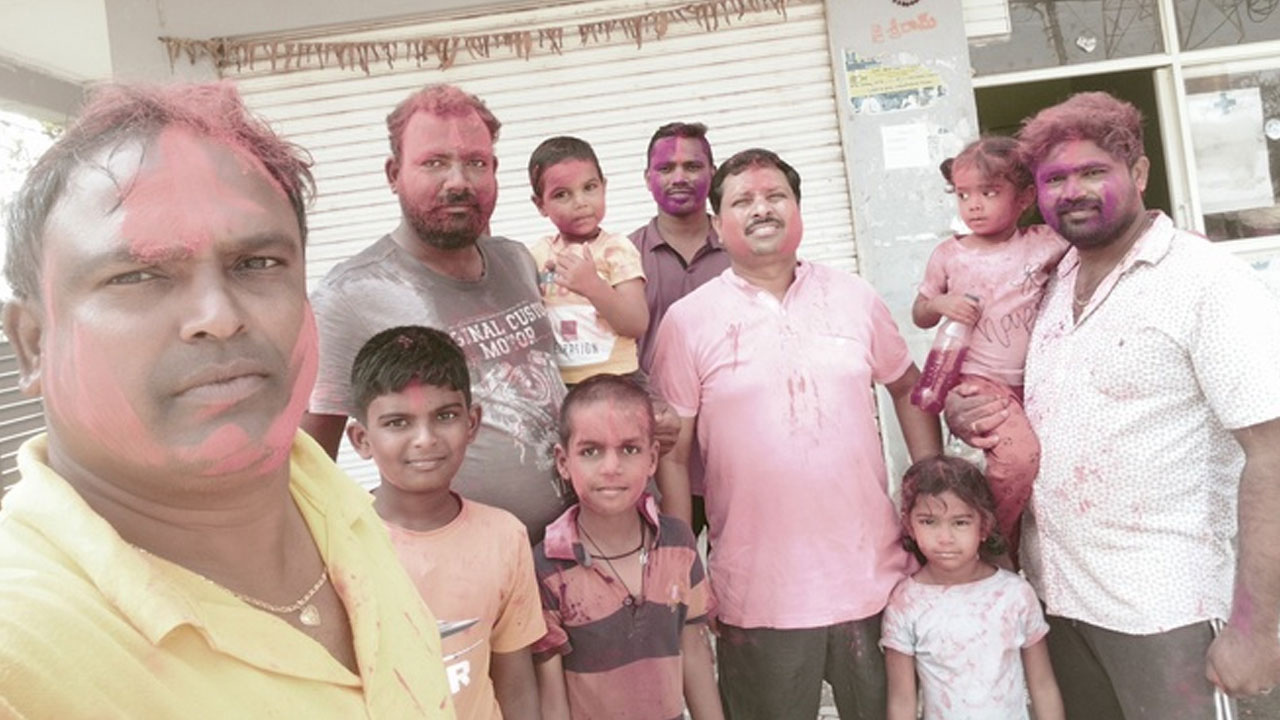 Holi | ఒక రోజు ముందుగానే.. చందూరులో హోలీ సంబురాలు