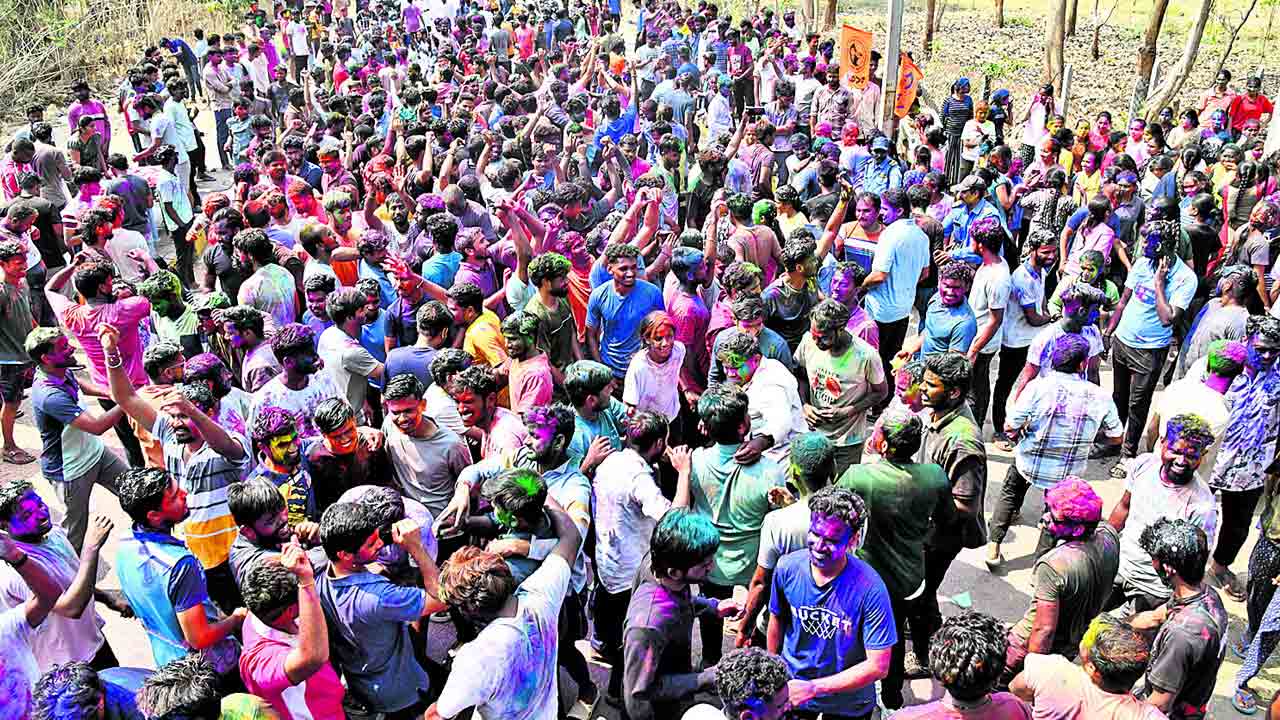 రంగేసి.. చిందేసి..