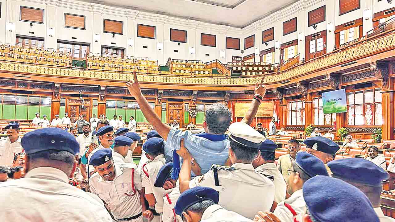 హనీ ట్రాప్‌ మంటలు