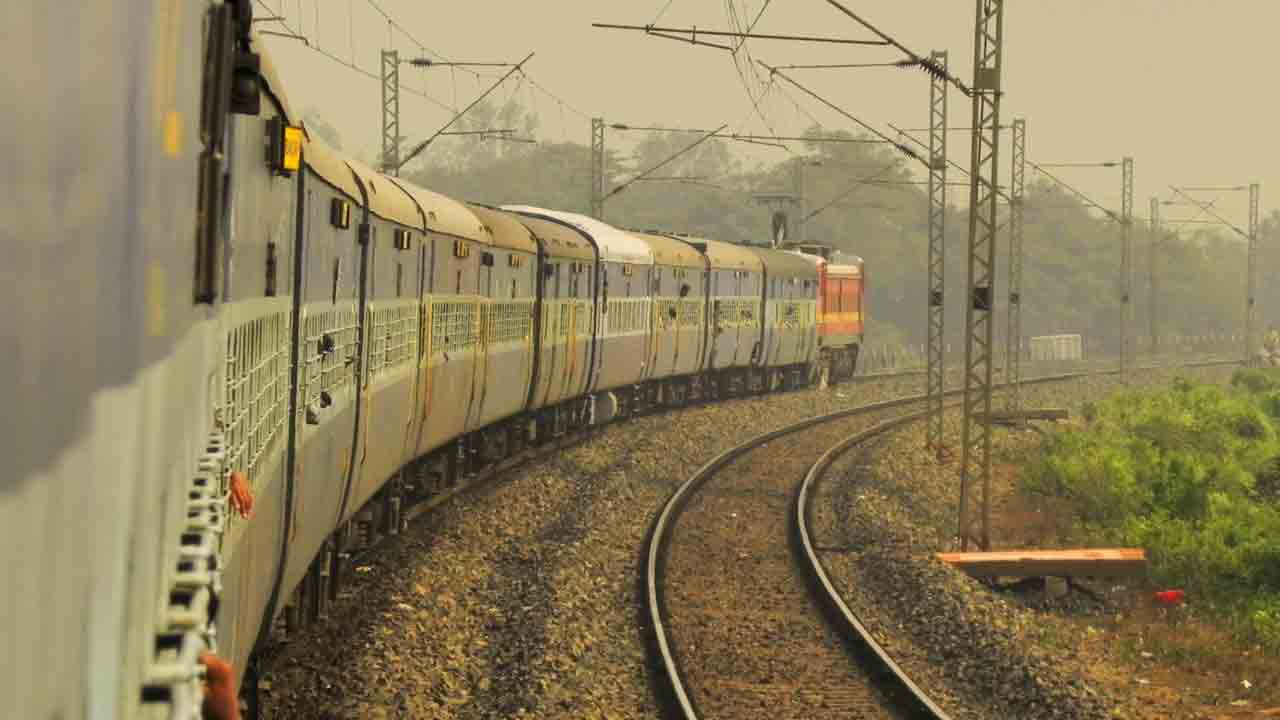 Train accident | ఏపీలో హౌరా ఎక్స్‌ప్రెస్‌కు తప్పిన రైలు ప్రమాదం