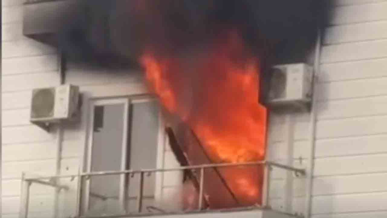 Huge fire | గర్ల్స్‌ హాస్టల్‌లో భారీ అగ్నిప్రమాదం.. బాల్కనీల నుంచి దూకిన విద్యార్థులు