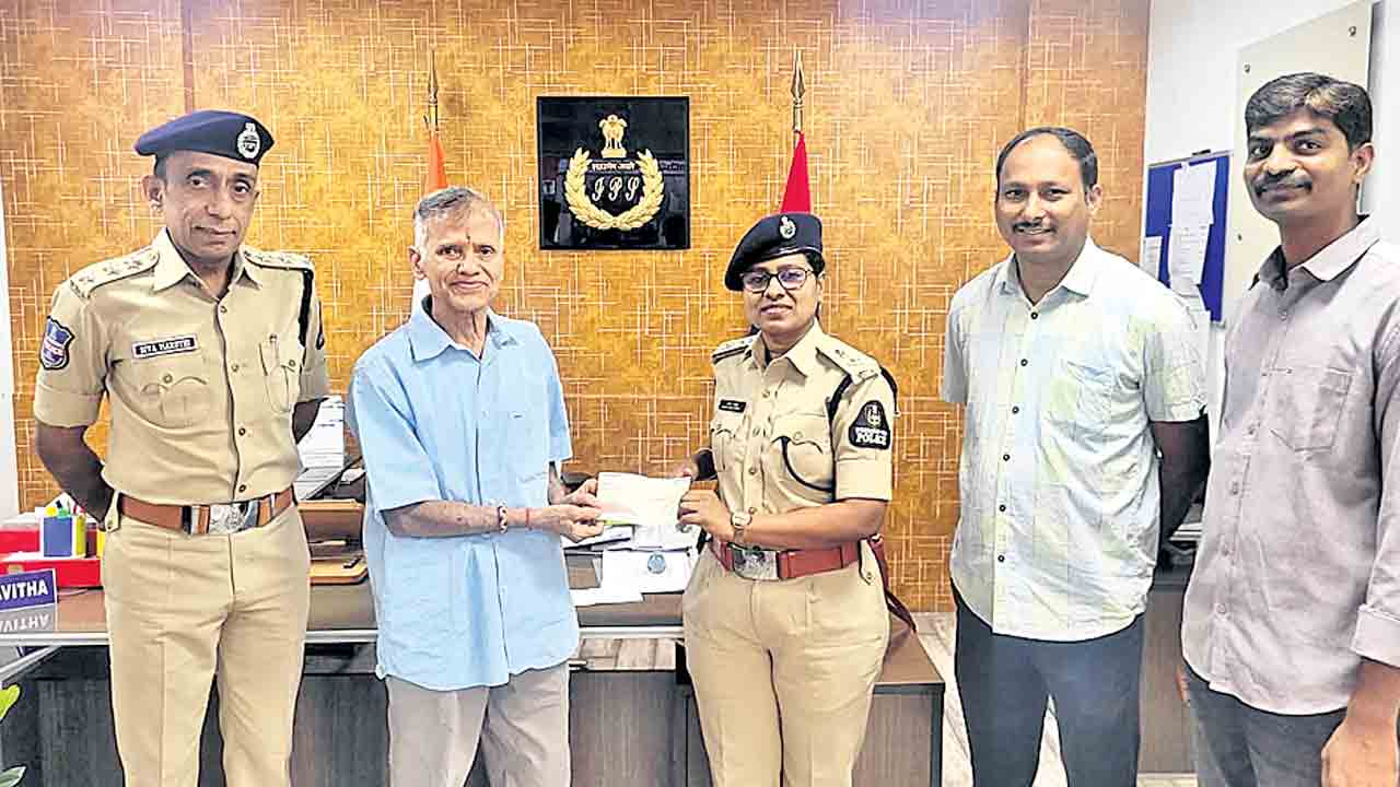 నగదు రికవరీ.. బాధితుడికి అందజేత