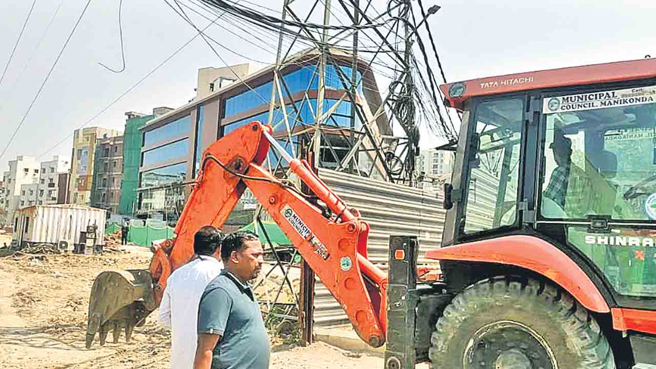 మణికొండలో ఆక్రమణల తొలగింపు..