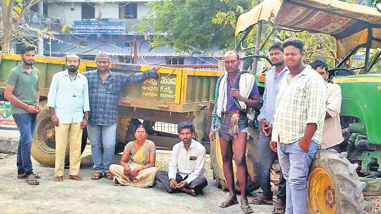 ధాన్యం డబ్బులు చెల్లించాలని రైతు ఆందోళన