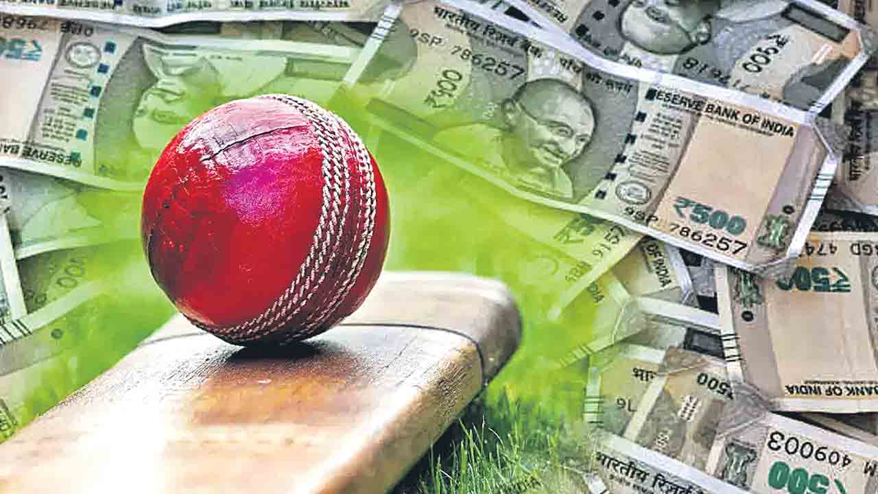 లెగ్‌.. ప్లేయింగ్‌.. ఈటింగ్‌..!