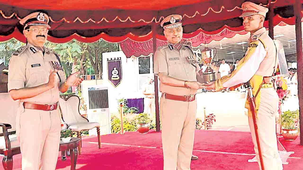 కమాండోలు నిబద్ధతతో సేవలందించాలి