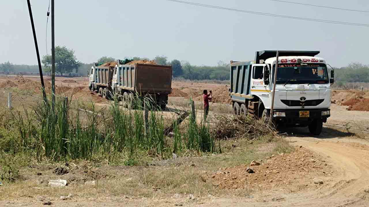 Illegal Soil Business | యథేచ్చగా రియల్ ఎస్టేటర్ల అక్రమ మట్టి దందా.. పట్టించుకోని అధికారులు