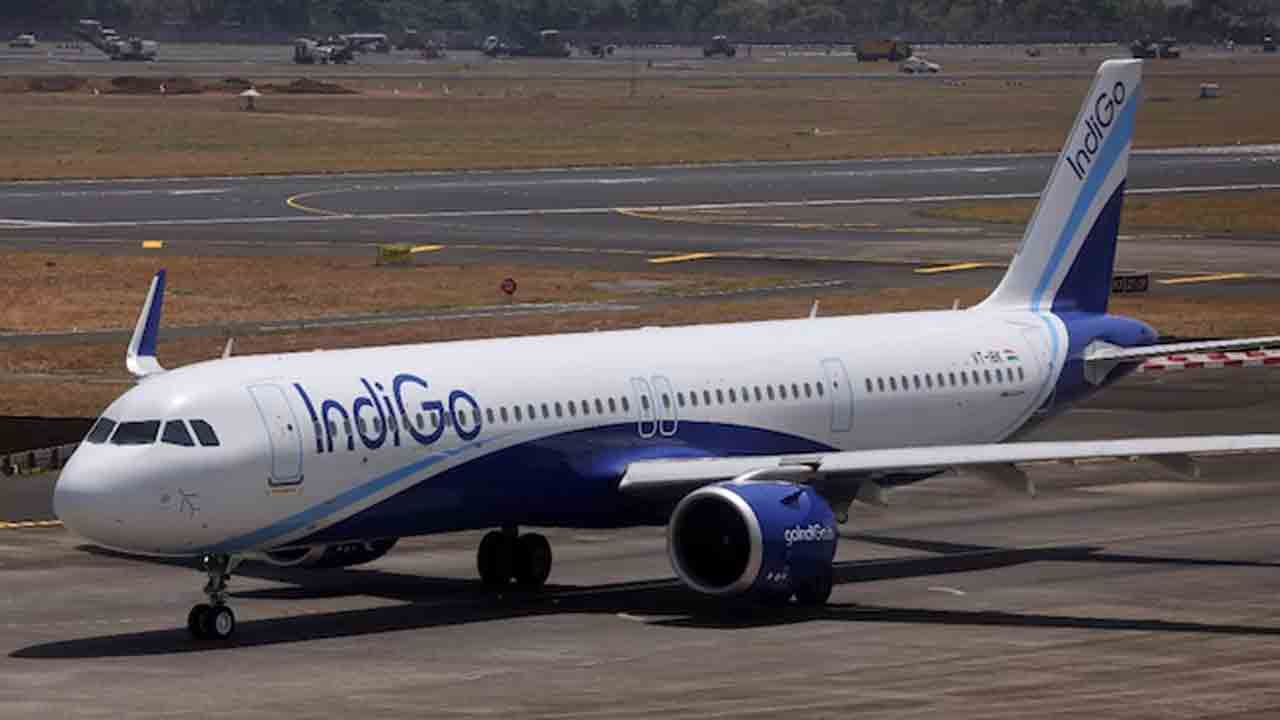 Woman dies in Plane | విమానం గాలిలో ఉండగా మహిళ మృతి.. ఎమర్జెన్సీ ల్యాండింగ్‌