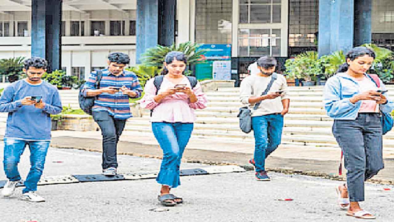Indians, Smartphones