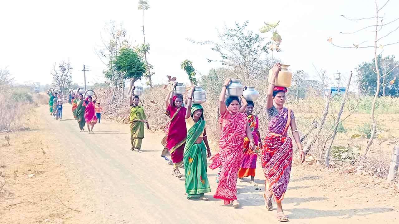 పానీ పాట్లు.. ఏజెన్సీలో ఆదివాసుల దాహం కేక