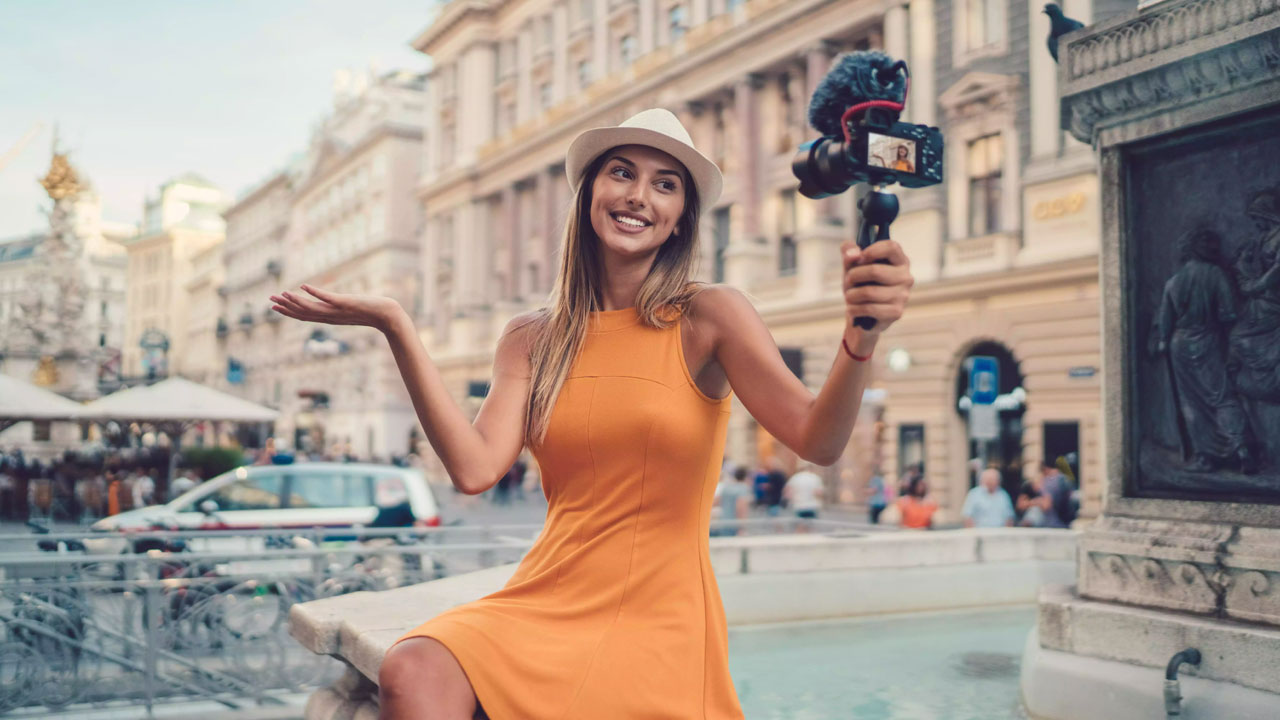 Influencers | డబ్బు కోసం అడ్డదారులు.. బెట్టింగ్, లోన్ యాప్లను ప్రోత్సహిస్తున్న ఇన్ఫ్లూయెన్సర్లు: