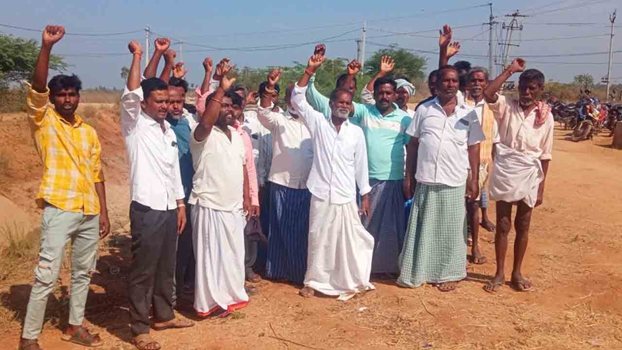 Irrigation Water | పొలాలకు సాగునీరు అందించాలంటూ రైతుల ధర్నా