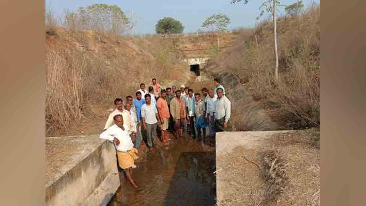 Irrigation water | యాసంగి పంటలకు సాగునీరు విడుదల చేయాలని రైతుల నిరసన