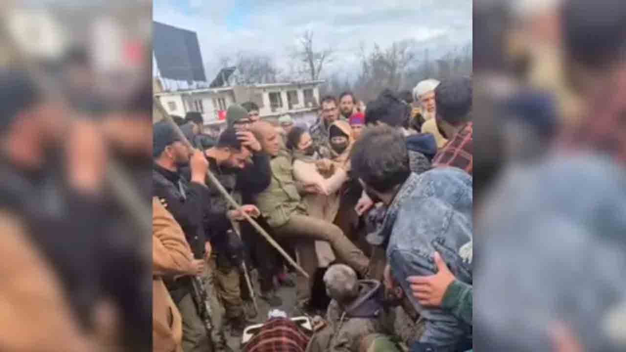 Police Officer Kicks Woman Protester | నిరసన చేస్తున్న మహిళను కాలితో తన్నిన   పోలీస్ అధికారి.. వీడియో వైరల్‌