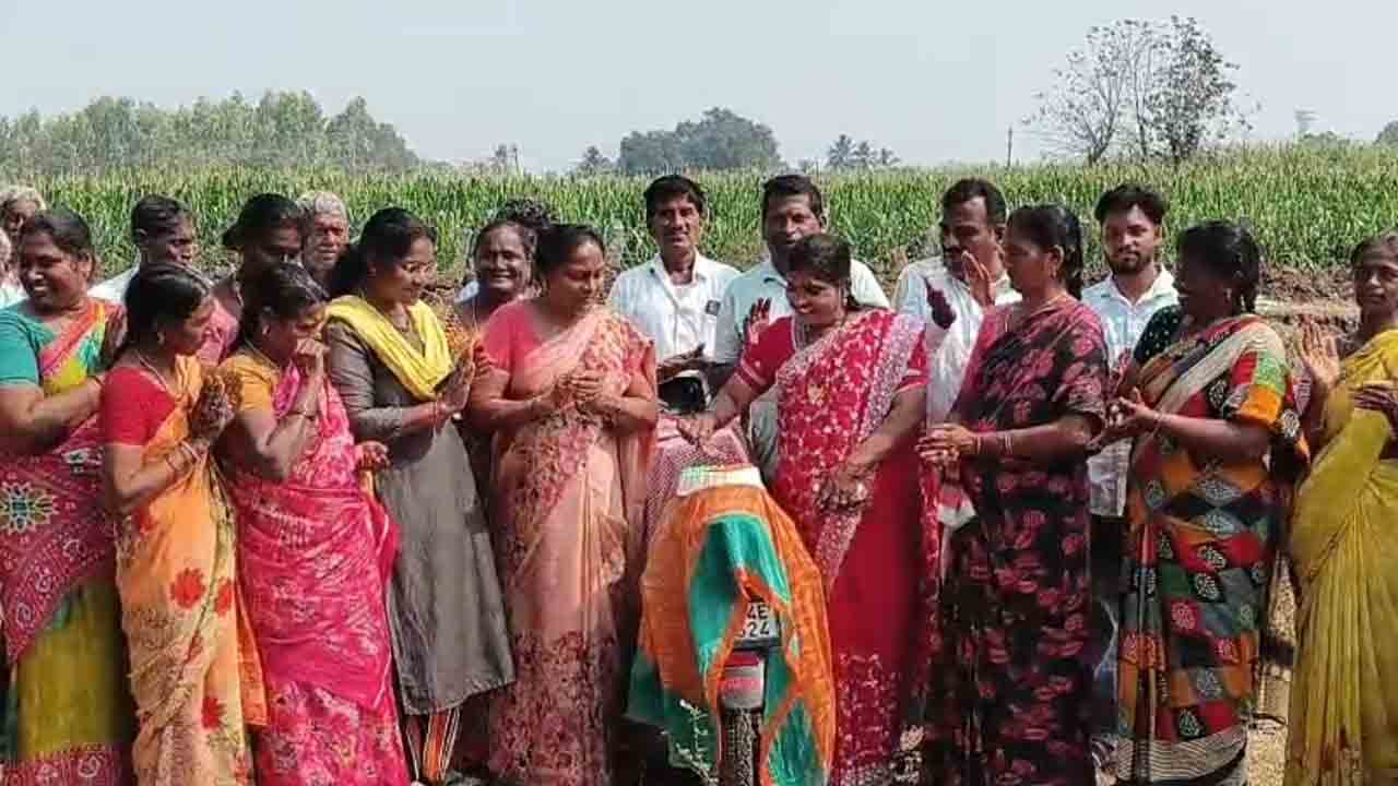 కేక్‌ కట్‌చేసి పండుగ.. పంట పొలాల్లో మహిళా దినోత్సవం..!