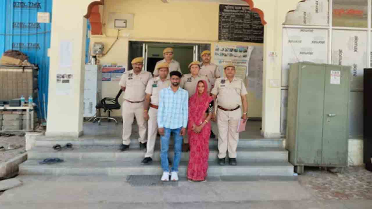 woman kills husband with lover | ప్రియుడితో కలిసి భర్తను హత్య చేసిన భార్య.. బైక్పై   మృతదేహాన్ని తరలింపు