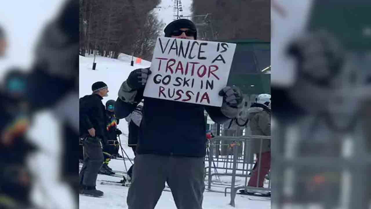 JD Vance | ఫ్యామిలీతో హాలిడేకి వెళ్లిన ఉపాధ్యక్షుడు జేడీ వాన్స్‌కు నిరసన సెగ.. ఉక్రెయిన్‌ అనుకూల ప్లకార్డులు ప్రదర్శించిన అమెరికన్లు