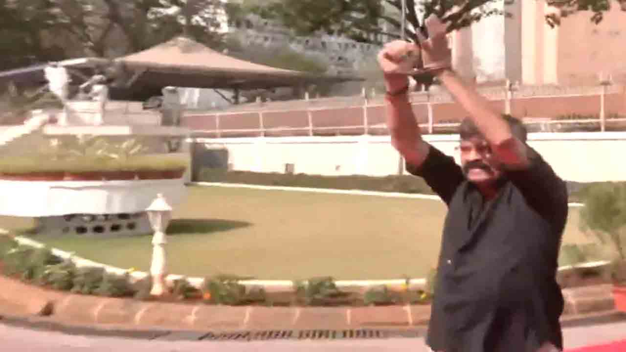 Jitendra Awhad | చేతులకు సంకెళ్లతో.. అసెంబ్లీ సమావేశాలకు హాజరైన ఎమ్మెల్యే