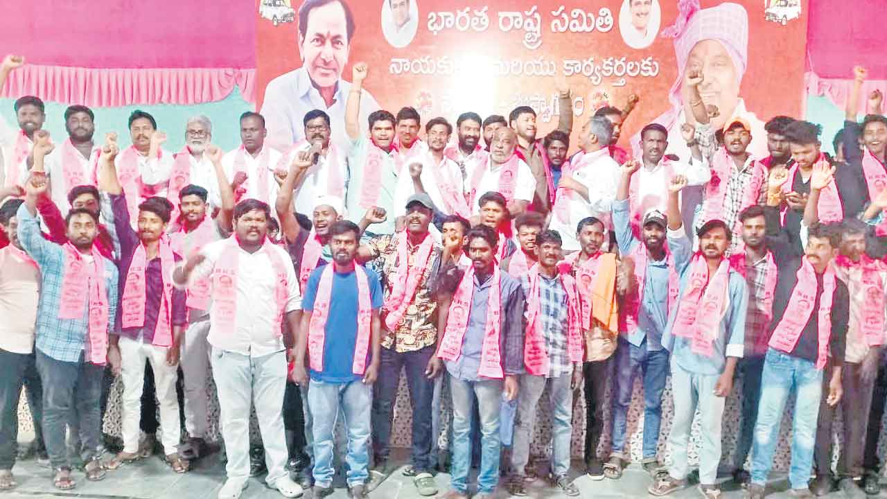కాంగ్రెస్‌, బీజేపీ నాయకులు హోర్డింగ్‌లకే పరిమితం