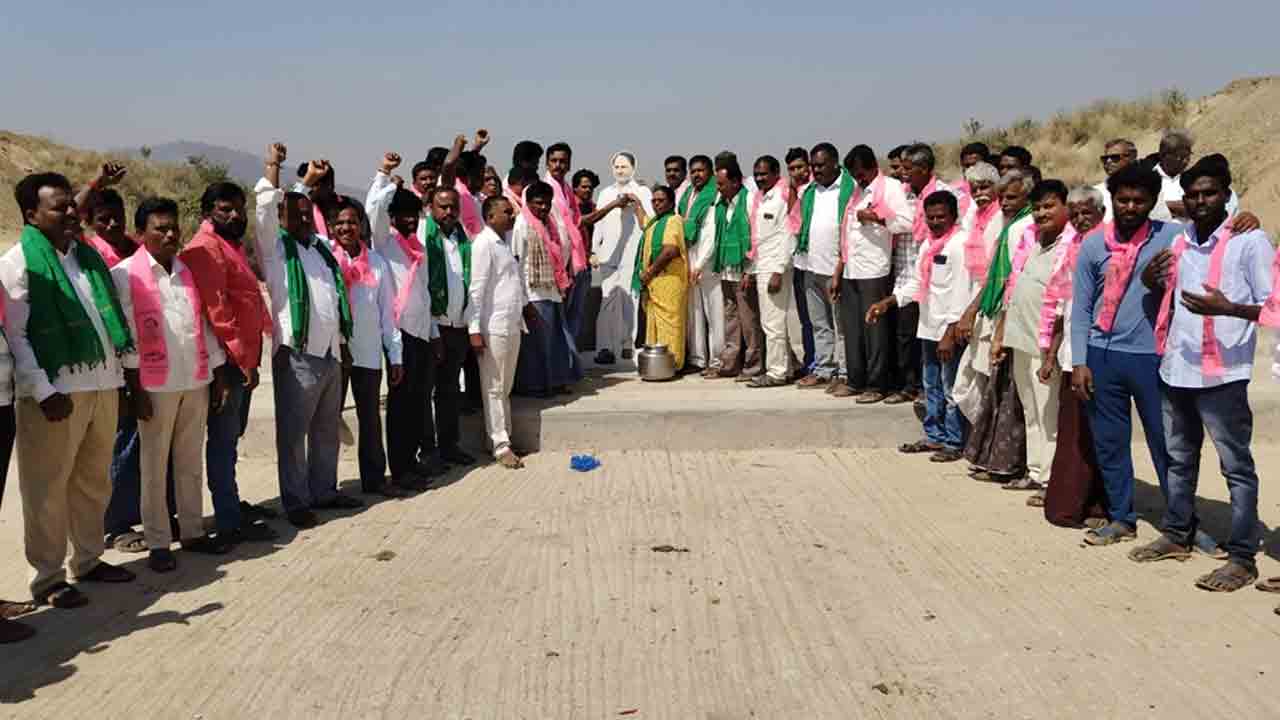 KCR | గోదారమ్మ వచ్చిన వేళ.. కేసీఆర్‌ చిత్రపటానికి జలాభిషేకం