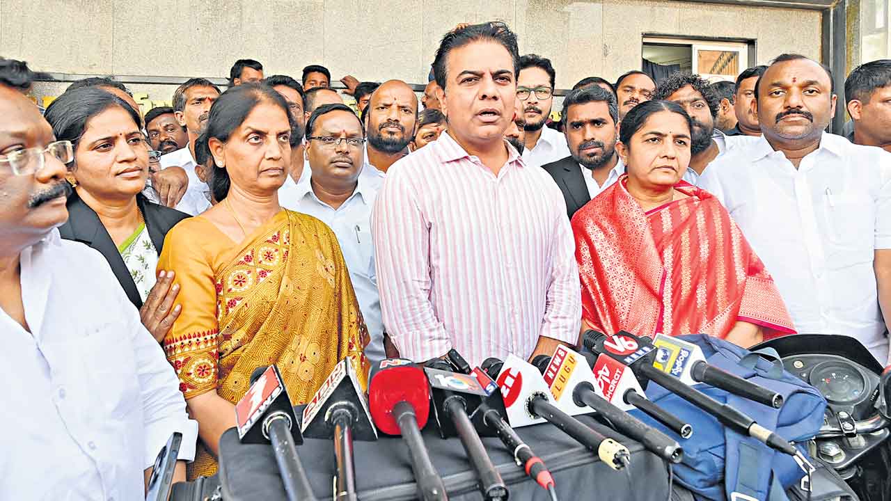 KTR | ఆత్మహత్యలు ఆపకుండా అందాల పోటీలా.. పిచ్చోడి చేతిలో రాయిలా రేవంత్‌ సర్కార్‌ పాలన: కేటీఆర్‌