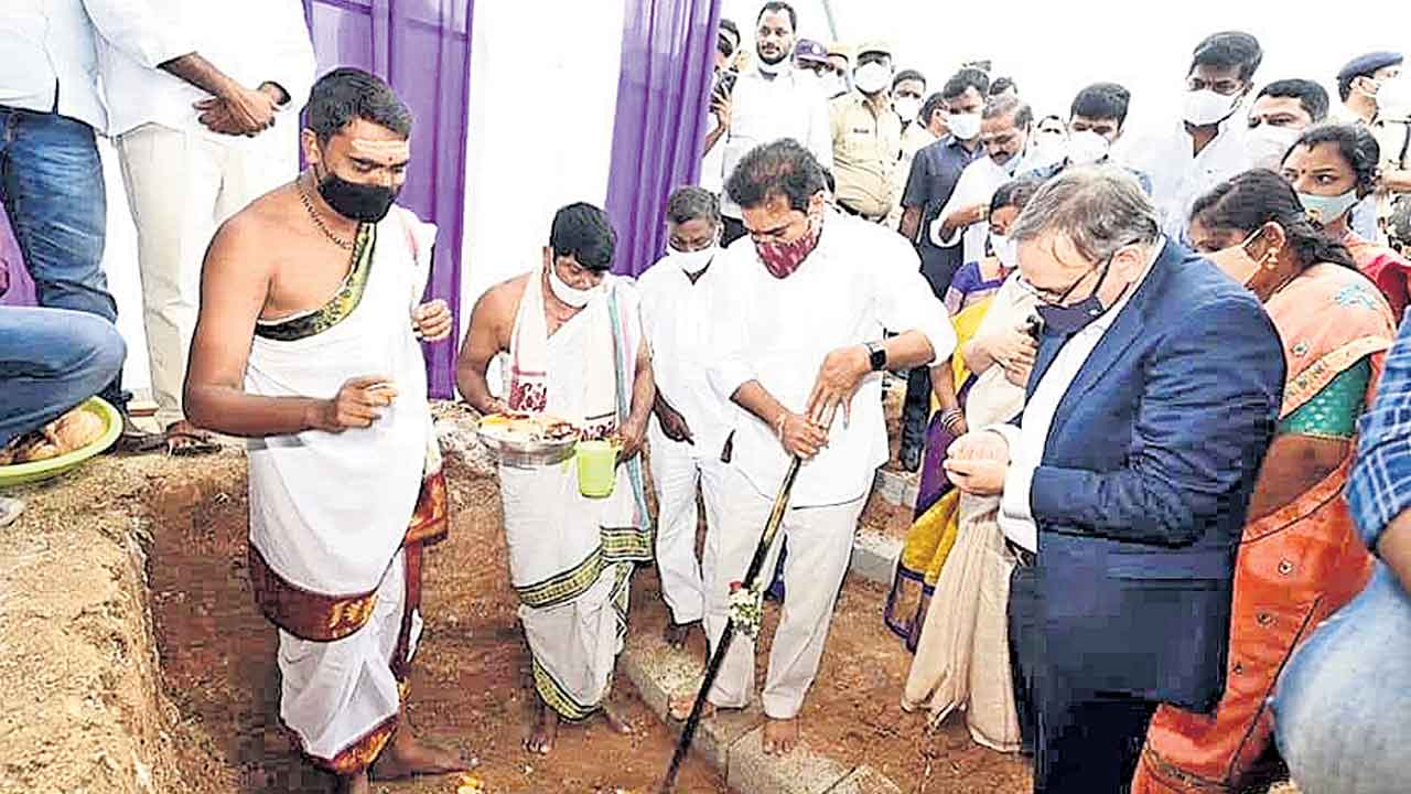 Sircilla | కార్మిక క్షేత్రంలో మరో మకుటం.. కేటీఆర్‌ చొరవతో ముందుకొచ్చిన వస్త్ర పరిశ్రమలు