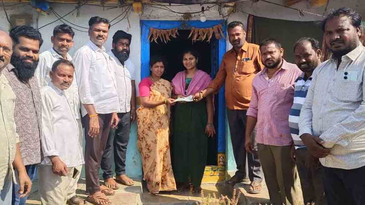 ఇంటింటికి తిరిగి కళ్యాణ లక్ష్మి చెక్కుల పంపిణీ