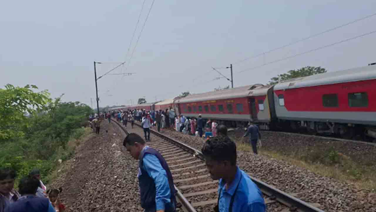 Kamakhya Express | పట్టాలు తప్పిన కామాఖ్య ఎక్స్‌ప్రెస్‌.. పలువురికి గాయాలు