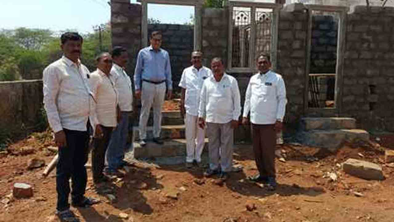 దోమకొండ మండల కేంద్రంలో ఉప్పగడ్డను పరిశీలించిన అదనపు కలెక్టర్