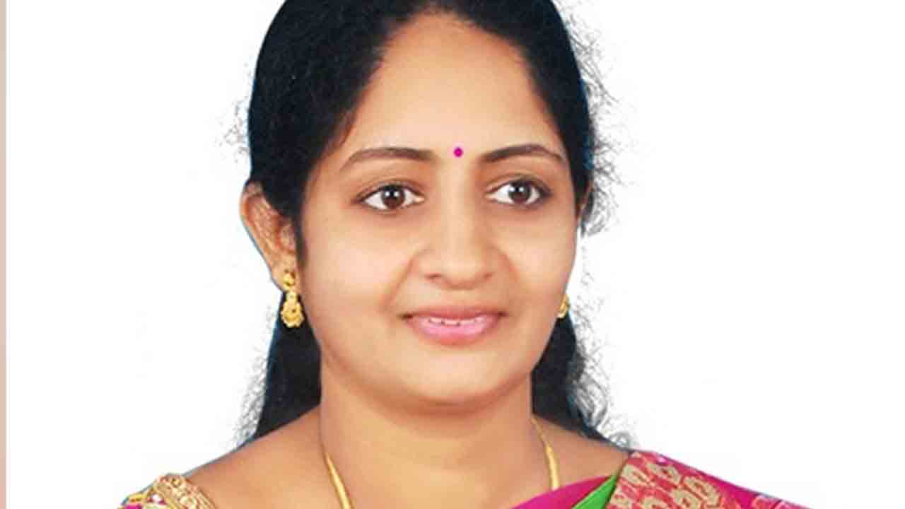 Kapu Seethalakshmi  | మహిళలను మోసం చేస్తున్న సీఎం రేవంత్ రెడ్డి.. ప్రతీ హామీని నెరవేర్చాలి : కాపు సీతాలక్ష్మి