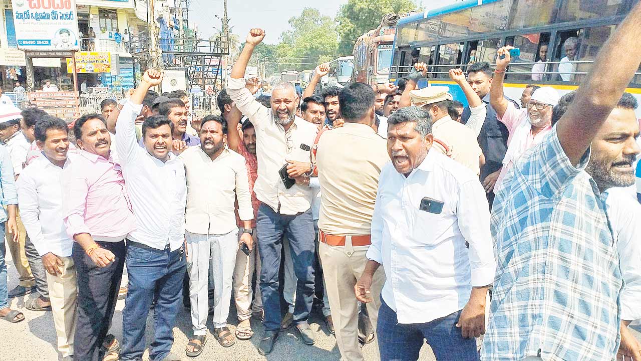 నీళ్ల కోసం రోడ్డెక్కిన రైతు