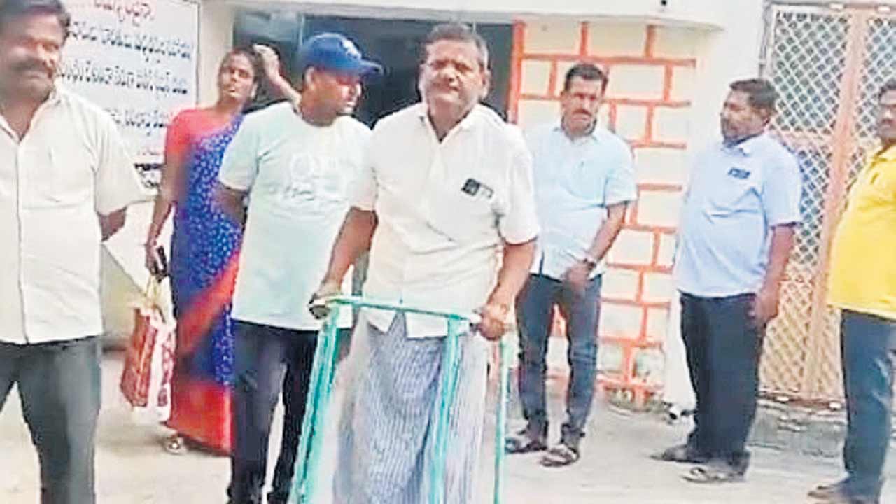 పార్టీ మార్పు.. కక్షసాధింపు!