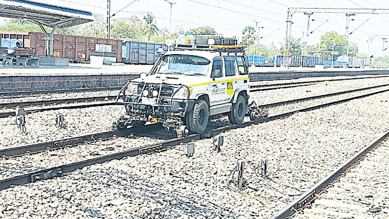 రైలు పట్టాలపై కారు