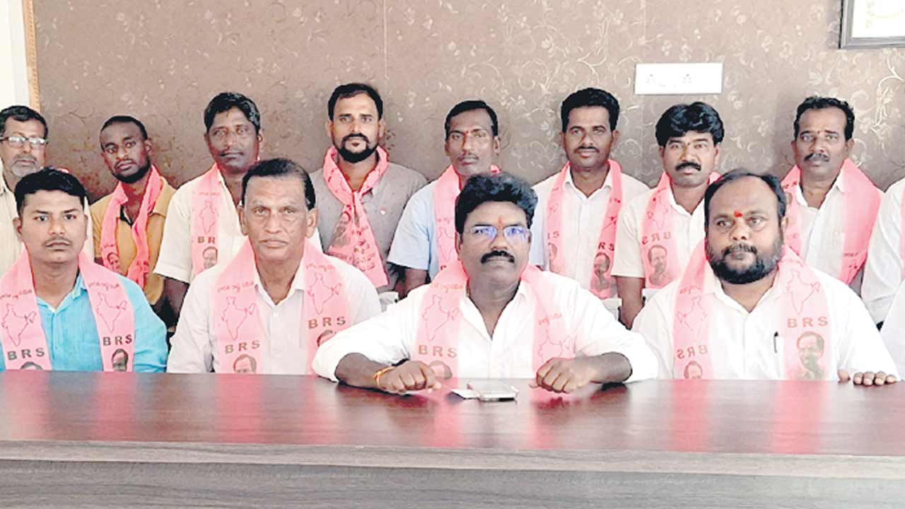 ప్రాజెక్టుల్లో నీళ్లున్నా పంటలు ఎందుకెండుతున్నయ్?