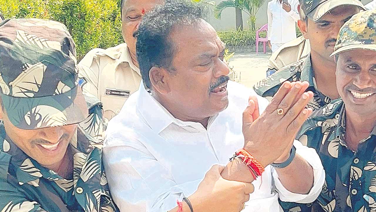 నిరసన తెలిపే హక్కు లేదా..?