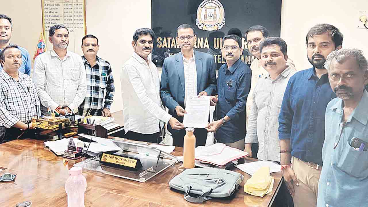 బకాయిలు చెల్లించకుంటే పరీక్షలు బహిష్కరిస్తాం