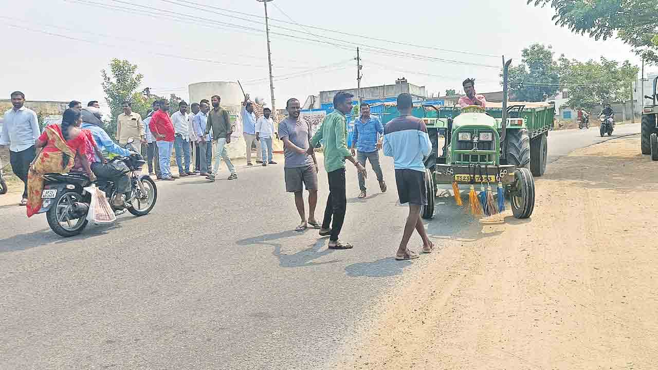 గ్రామాల మధ్య ఇసుక ‘పంచాయితీ’