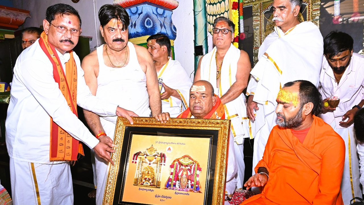 Srisailam Temple | శ్రీశైలం మల్లన్నను దర్శించుకున్న కర్నాటక గవర్నర్‌ గెహ్లాట్‌