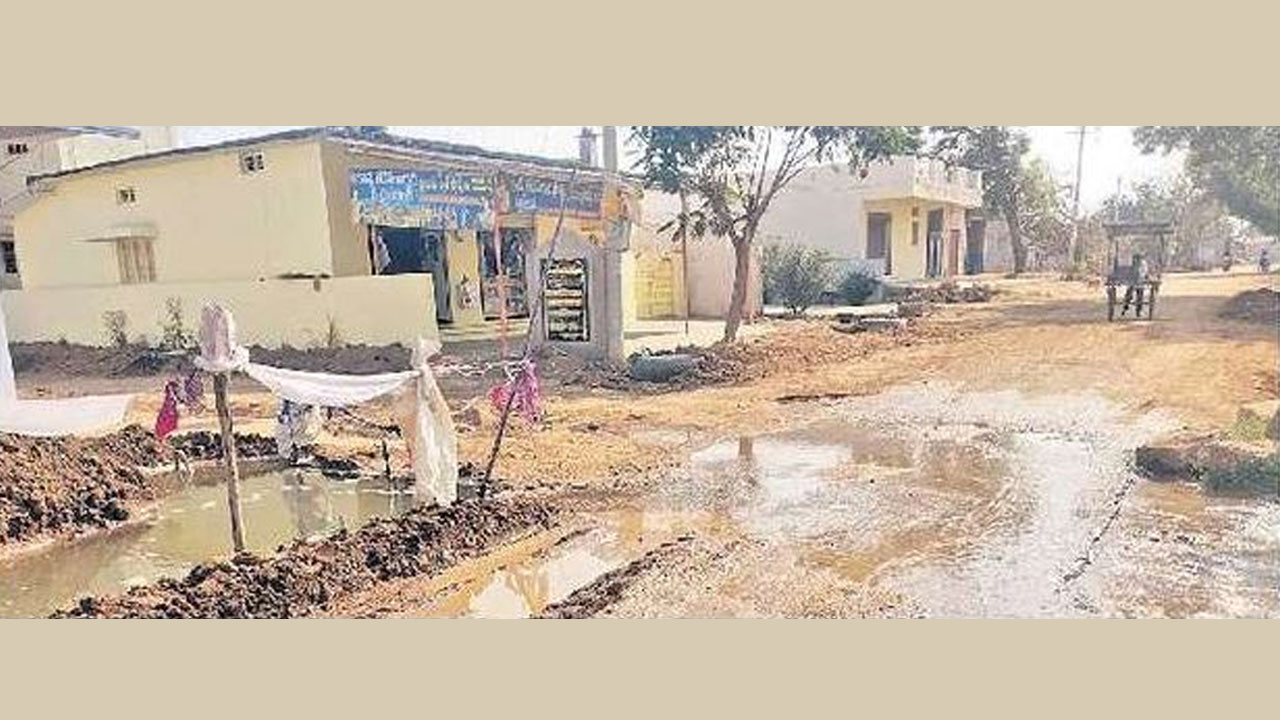 Keshampeta | పట్టించుకోరా.. తొమ్మిదిరేకులలో వృథాగా పోతున్న మిషన్ భగీరథ నీరు