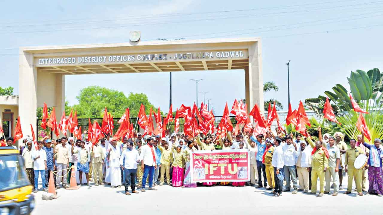 పెండింగ్‌ వేతనాల కోసం జీపీల ధర్నా