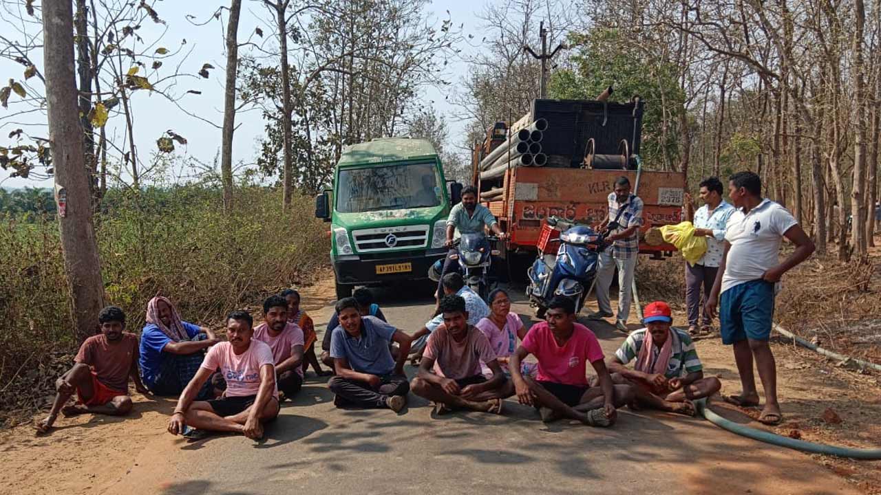 అటవీ శాఖ అధికారుల తీరును నిరసిస్తూ రాస్తారోకో
