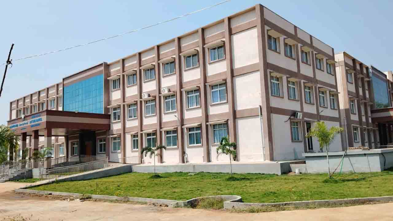 గాలిలో దీపంలా ప్రజారోగ్యం..