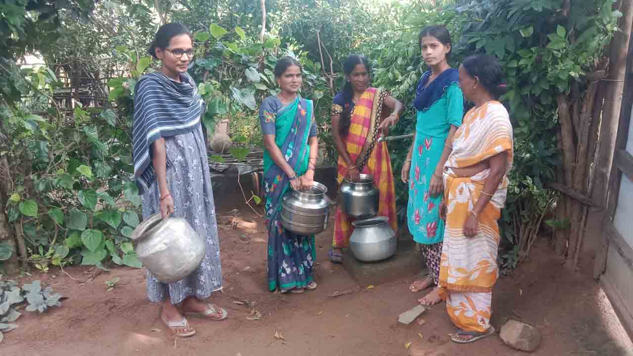 గంటకు బిందెడు నీళ్లు!