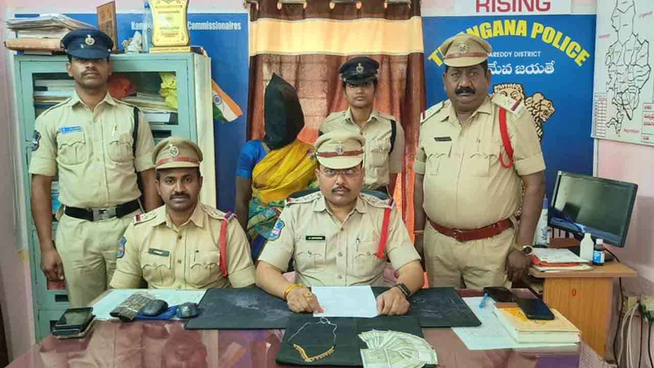 వృద్ధురాలి కళ్లలో కారం కొట్టి నాలుగు తులాల బంగారం చోరీ.. 48 గంటల్లోనే చిక్కిన కిలాడీ లేడీ