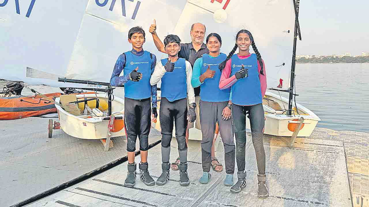 భారత సెయిలింగ్‌ టీమ్‌లో మనోళ్లు